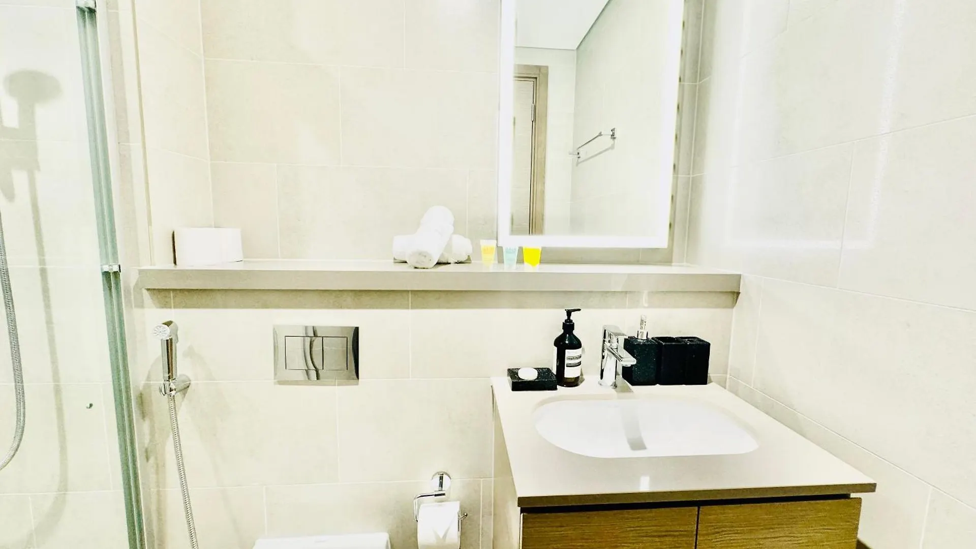 Elegant 2Br Escape In Sobha Waves Near Downtown Apartment Dubai