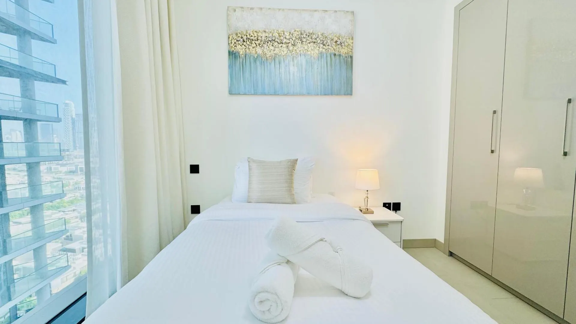 Elegant 2Br Escape In Sobha Waves Near Downtown Apartment Dubai 0*,